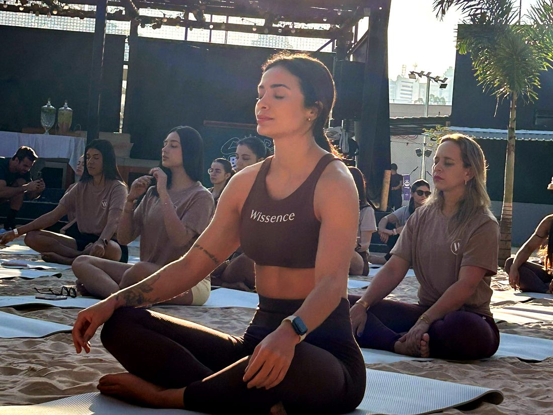 Grupo em prática de respiração e meditação ao ar livre