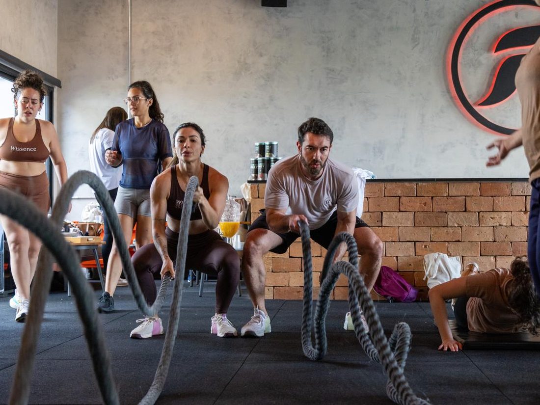 Treino funcional em grupo com cordas navais